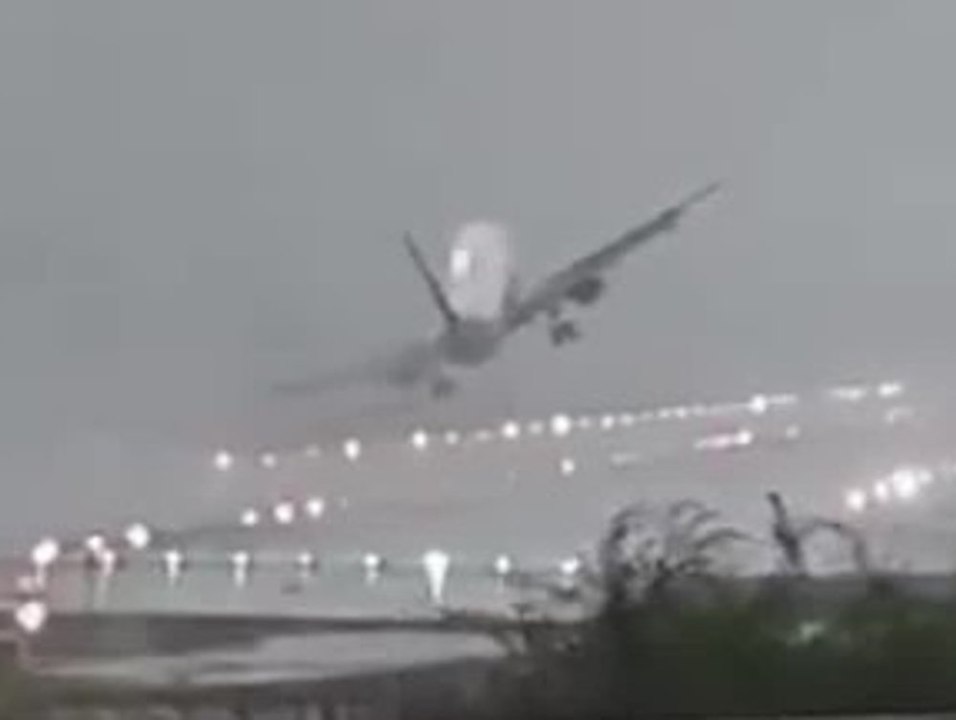 Katastrophe abgewendet: Flugzeug bricht Landung in letzter Sekunde ab