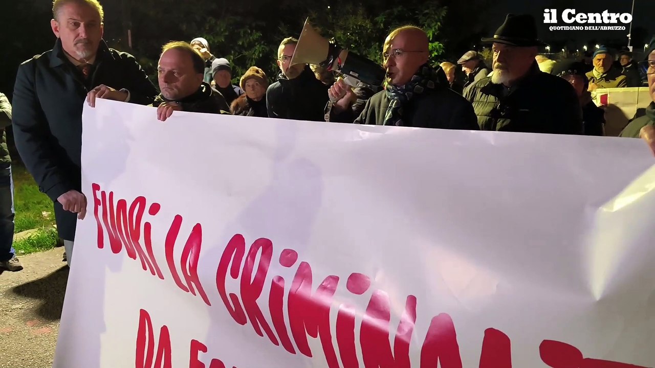 "Fuori gli abusivi dalle case popolari": a Fontanelle la manifestazione contro l'illegalit?