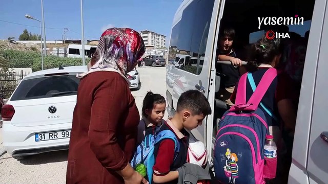 Hataylı Ayşe Özgün 13 yıldır servis şoförlüğü yaparak geçimini sağlıyor