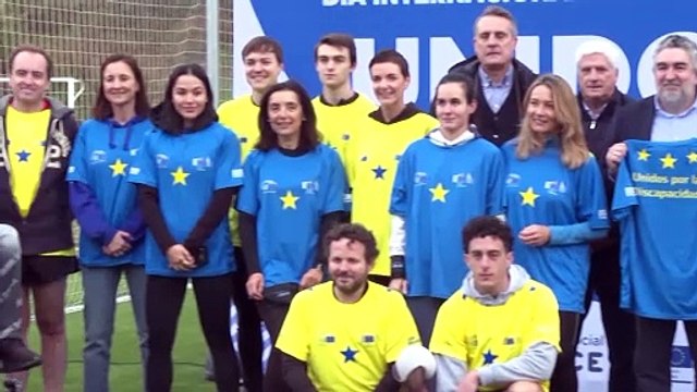 Eurodiputados disputan un partido de fútbol inclusivo por el Día de la Discapacidad