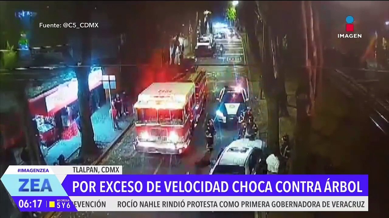 Conductor que viajaba a exceso de velocidad se estrella contra un árbol en la CDMX