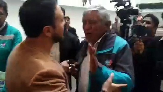 Video: Diputado Reyes increpa al alcalde Arias y se producen empujones