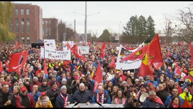 Germania, protestano i dipendenti Volkswagen contro tagli e chiusure