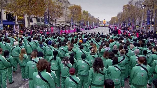 Squid-Game-Fans bringen Rotes Licht, grünes Licht auf die Champs-Élysées in Paris