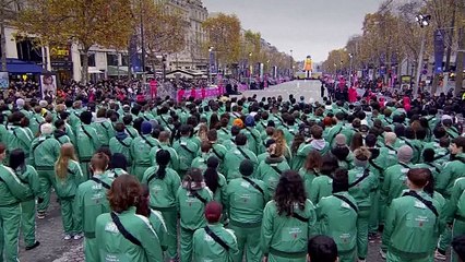 Squid-Game-Fans bringen "Rotes Licht, grünes Licht" auf die Champs-Élysées in Paris