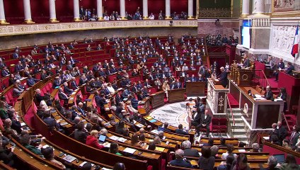 Premiê francês aprova parte do orçamento sem votação e pode sofrer moção de censura