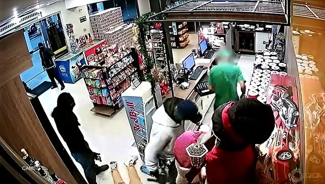 Câmara de segurança flagra assalto em posto de combustível e violência contra funcionários em SC