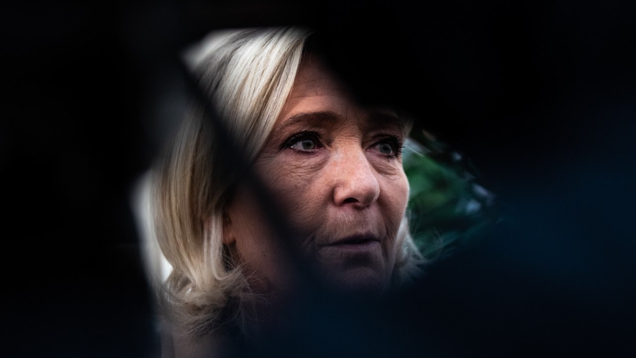 Le Pen anuncia que tumbará el Gobierno de Barnier al sumarse a la moción de censura de la izquierda