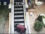 Coincé sur l'escalator d'une façon ridicule