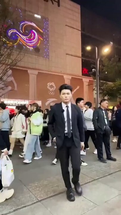 Ce danseur est incroyable... marche au ralenti ou en accéléré sur place