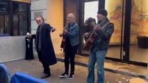 Ces sosies se font passer pour le vrai groupe U2 pour chanter devant le Bataclan