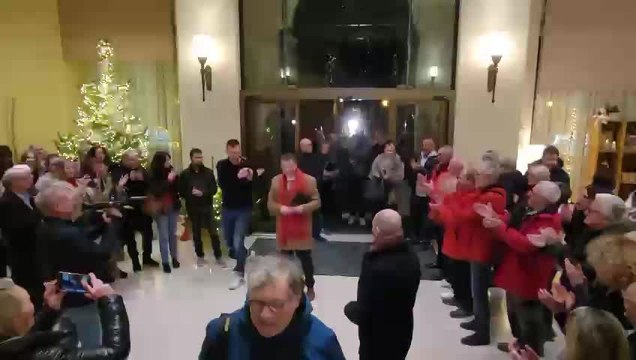 Haie d'honneur et ovation pour Paul-Olivier Delannois, le bourgmestre sortant de Tournai