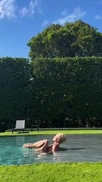 Jaclyn Cordeiro presume cuerpazo con una rutina de yoga acuático