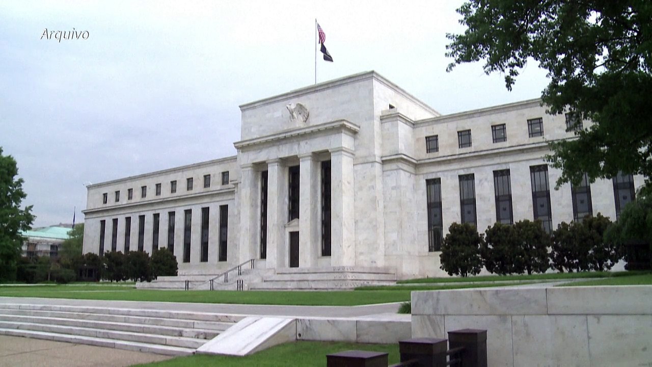 Inflação nos EUA seguem rumo à meta apesar de obstáculos, diz responsável do Fed