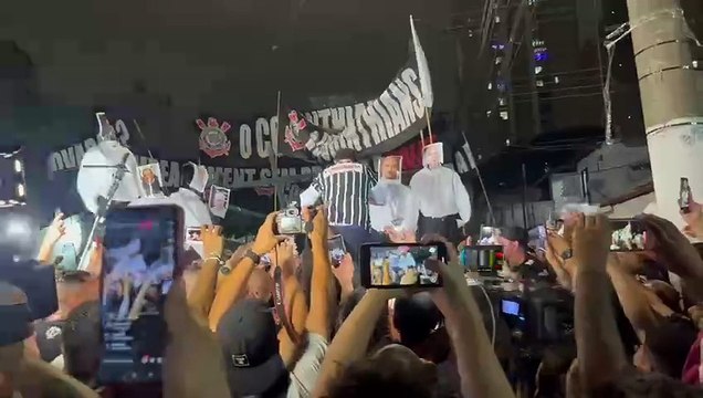 Augusto Melo comemora com Fiel após anulação de votação de impeachment