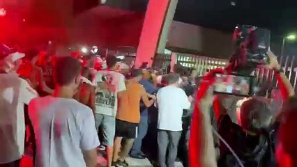 Torcedores do Corinthians tentam invadir o Parque São Jorge e causam tumulto 🚨