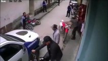 Graban a policías tirando motocicletas a la calle para pasar con patrulla