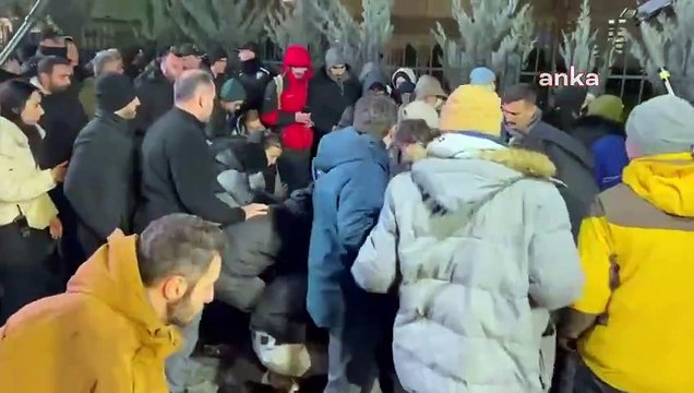 MEB önünde oturma eylemi yapan öğretmenlere polis müdahalesi