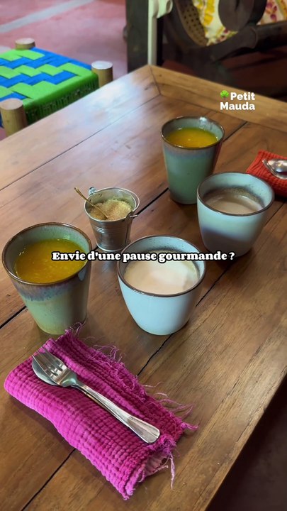 Envie d’un moment cosy ? 🌿  À Bo Dézir, tu te régales avec des thés parfumés et des pâtisseries maison qui mettent tout le monde d’accord.   🍰 C’est le spot parfait pour une pause détente, que tu sois solo ou avec des potes.  Entre un thé chaud et une