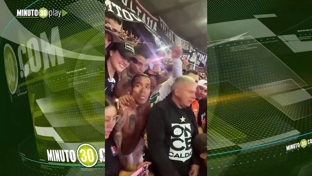 ¡El Arriero y Dayro son muy parchados! Se subieron a la tribuna a celebrar con la barra del Once Caldas