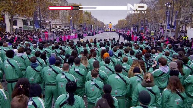 Les fans de Squid Game dans un 1, 2, 3 Solieil géant sur les Champs-Elysées