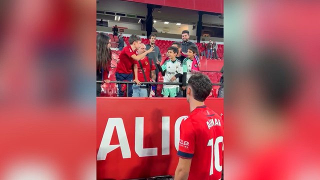 Aimar Oroz no lo podía creer: la viral forma de decidir quién se queda una camiseta de dos jóvenes fans de Osasuna