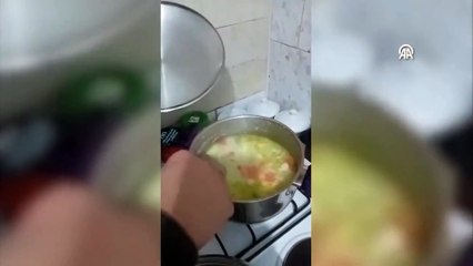 Çocuklarına yemek yapan baba gönüllere taht kurdu!