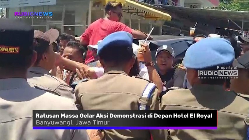 Ratusan Massa Gelar Aksi Demonstrasi di Depan Hotel El Royal Banyuwangi, Dua Kubu Simpatisan Cabup dan Cawabup 01 dan 02 Bertemu