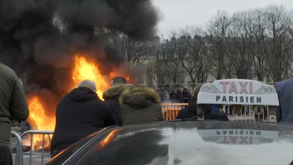 500 taxis manifestent près de l'Assemblée nationale à Paris