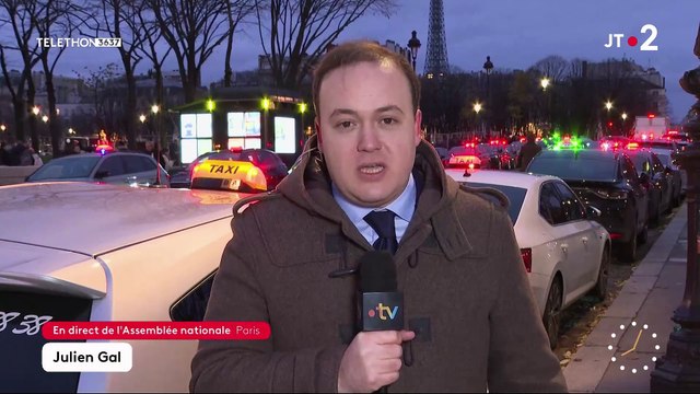 Environ 500 taxis ont manifesté ce matin près de l’Assemblée nationale, pour protester contre une tarification à la baisse du transport de malades - VIDEO