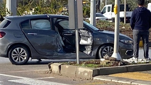 Kavşakta ambulans ile otomobil çarpıştı: 2 yaralı