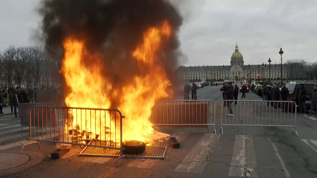 Les taxis manifestent à Paris contre la baisse des tarifs du transport de malades.
