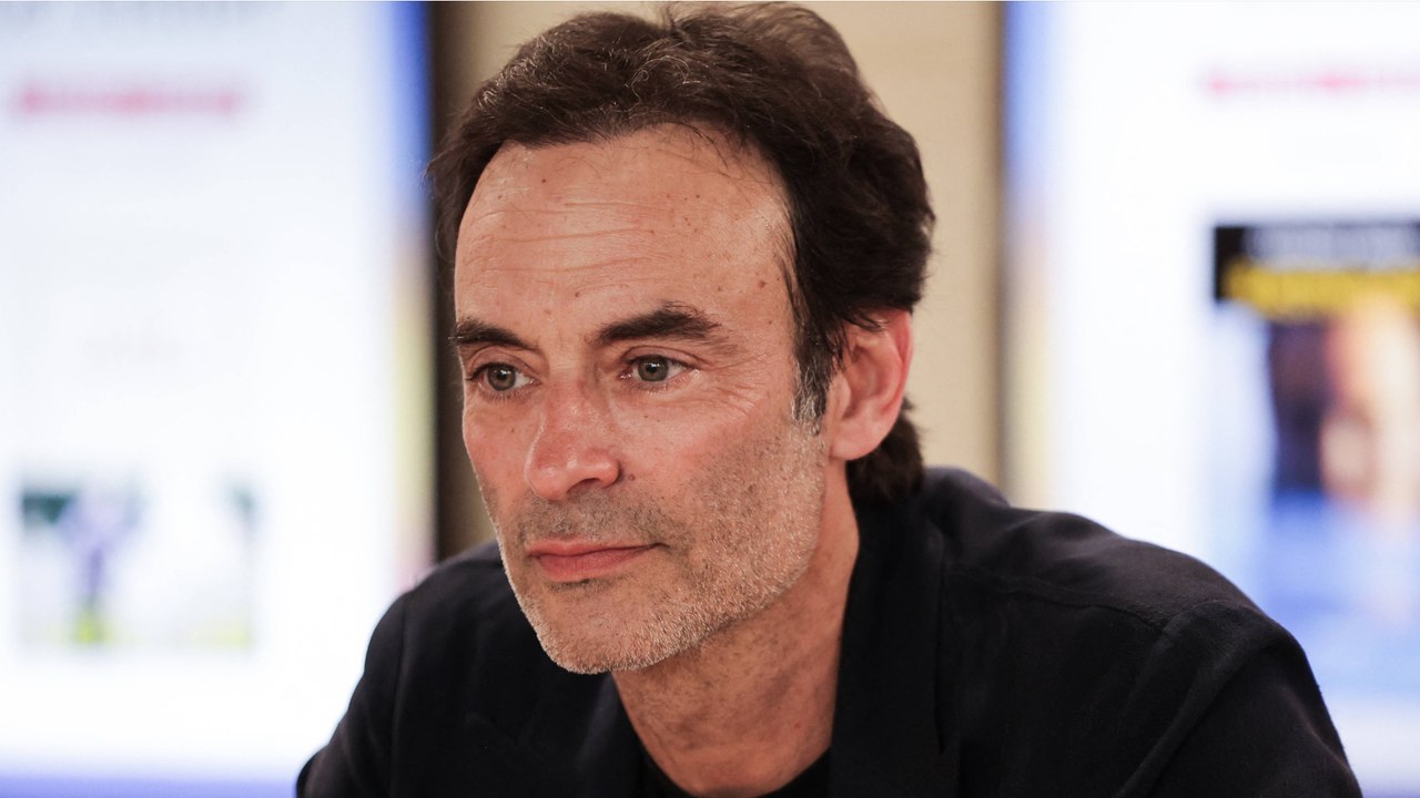 GALA VIDEO - Anthony Delon, papa fier, dévoile un rare cliché de ses filles Lou et Liv : leur ressemblance est frappante