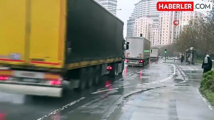 Kırmızı ışıkta geçen tır 2 üniversiteli kızı ağır yaraladı