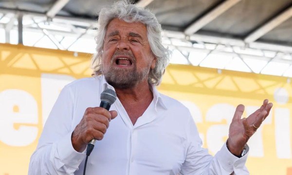 M5s: Grillo guida un carro funebre, ?sono ottimista per votazione?