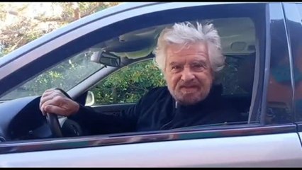 Grillo sul carro funebre: "Movimento è morto, fatevi vostro simbolo"
