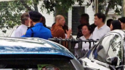 阿南达逝世引发哀悼｜儿子现场悼念父亲，感人瞬间✨