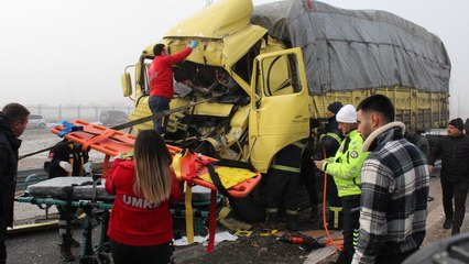 Kamyonda sıkışan şoförün kurtarılması 40 dakika sürdü