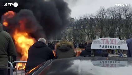 Taxi in sciopero a Parigi, in 500 protestano vicino l'Assemble'e Nationale