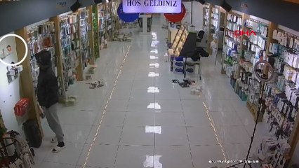 Manisa'da akıllı saat hırsızlığı kamerada