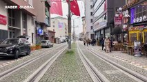 Tramvay yolundaki keyif uykusunu vatman bozdu, o anlar izlenme rekoru kırdı