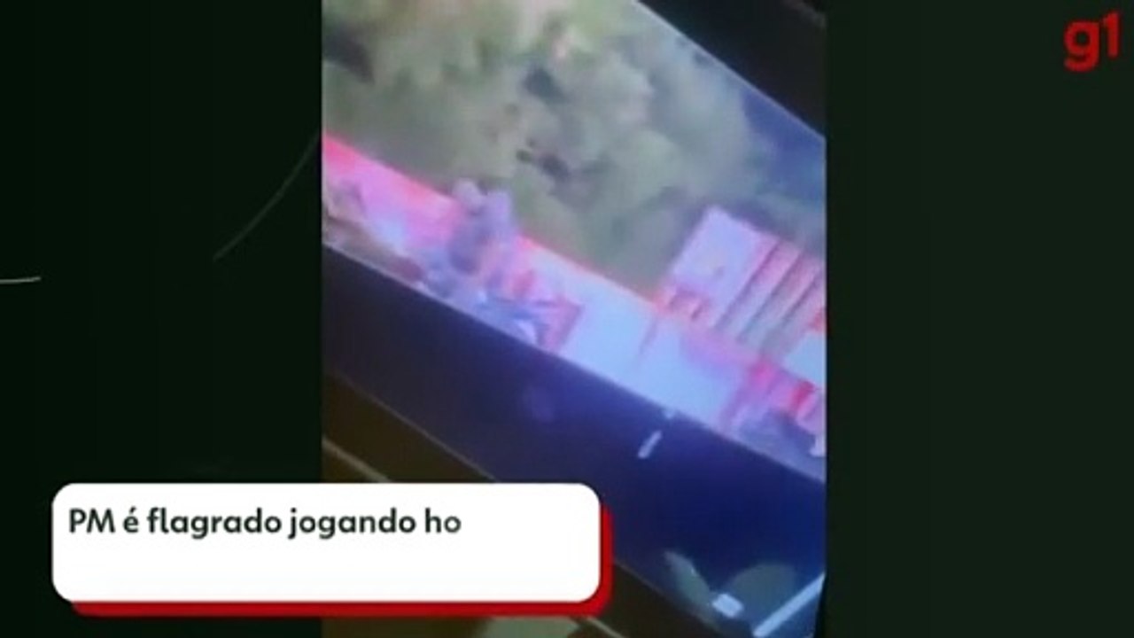 PM é flagrado empurrando homem