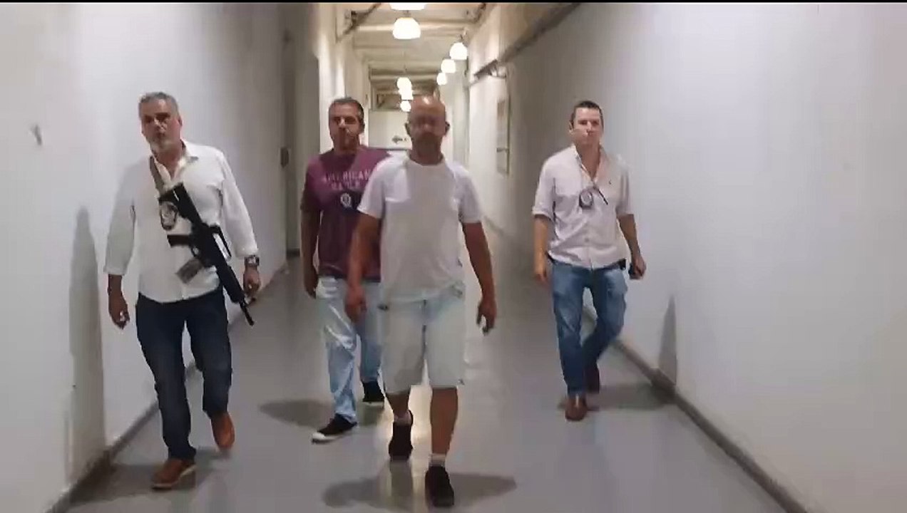 Câmeras flagram homem agredindo brutalmente gatos no Centro do Rio; autor é preso