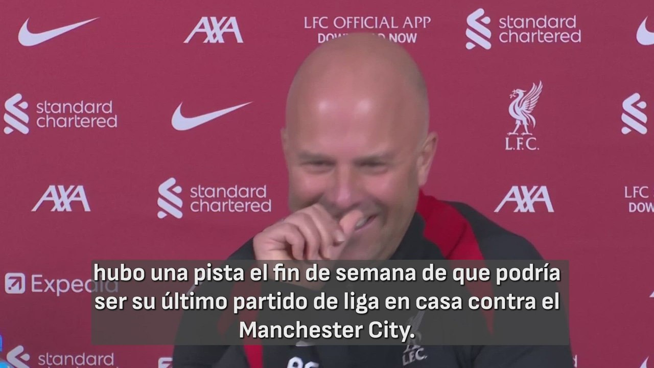 Slot 'incendia' Mánchester con una broma poco afortunada sobre las 115 acusaciones al City