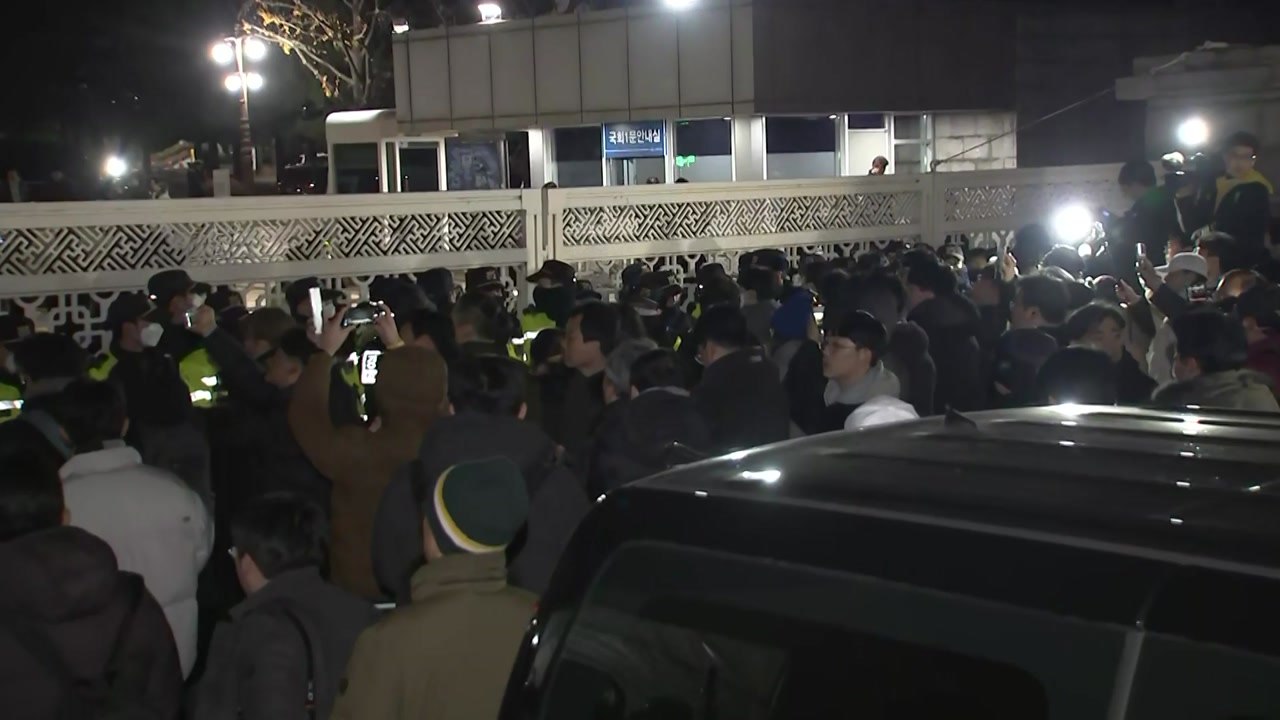 [속보] 국회 정문 완전히 닫힌 것으로 보여...차단 강화 / YTN