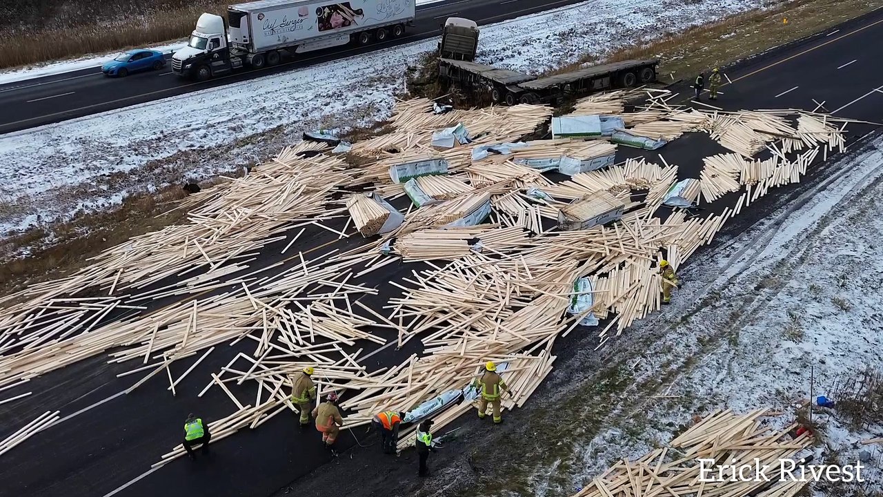 Déchargement sur l'autoroute 30 (Le Reflet - Erick Rivest)