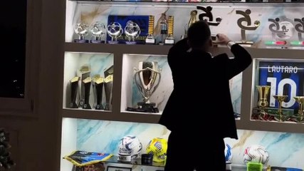 Lautaro vince l'ennesimo premio, poi... lo sistema a casa: la sua bacheca è incredibile!
