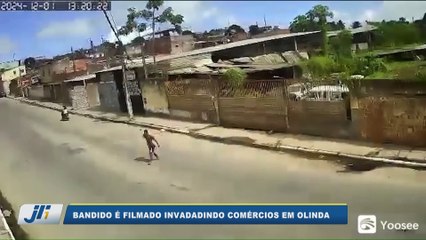 Bandido é filmado invadido comércios em Olinda