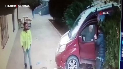 Kontrolden çıkan araç apartman bahçesine daldı