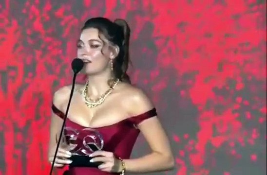 Afra Saraçoğlu ödül töreninde ağladı